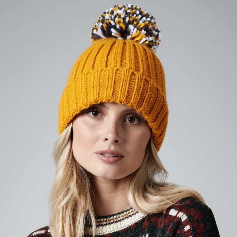 Bonnet chaud en maille côtelée épaisse avec grand pompon