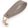 Porte-clés avec dragonne en simili cuir saffiano au grain fin et métallique brillant