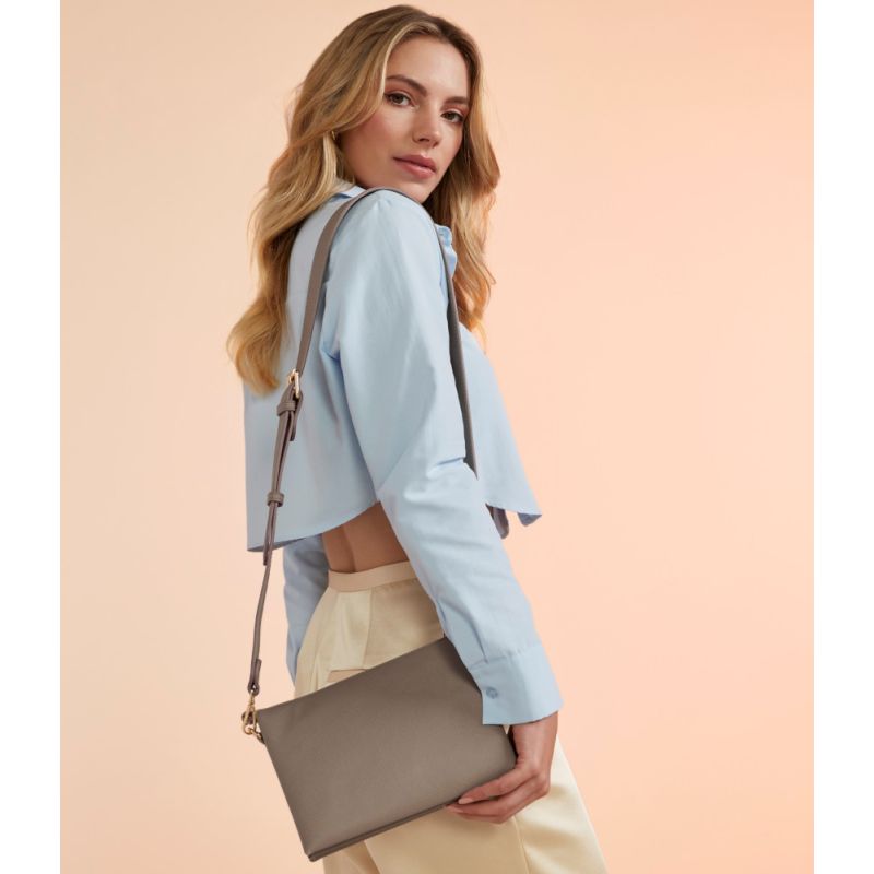 Sac à bandoulière en simili cuir saffiano au grain fin, poches internes