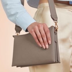 Sac à bandoulière en simili cuir saffiano au grain fin, poches internes