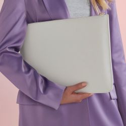 Porte-documents idéal pour les dossiers A4 en simili cuir saffiano, fermeture zippée en métal doré brillant