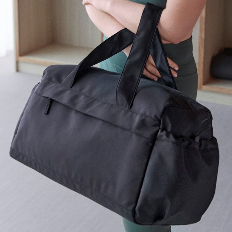 Sac de voyage en polyester recyclé avec poches et ouverture zippée