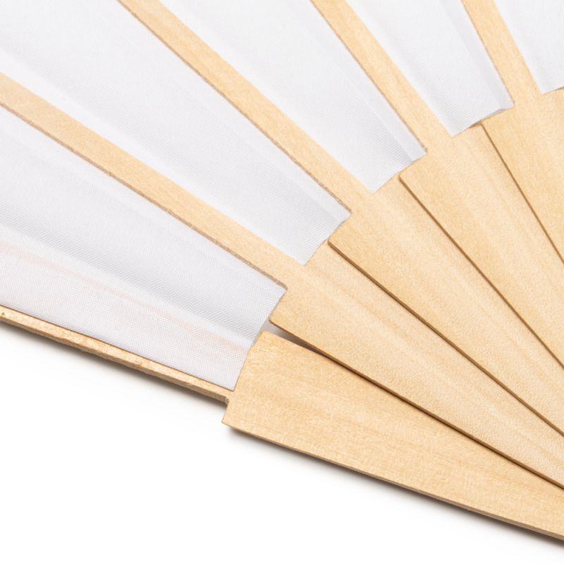Éventail avec armature en bois et tissu blanc recyclés