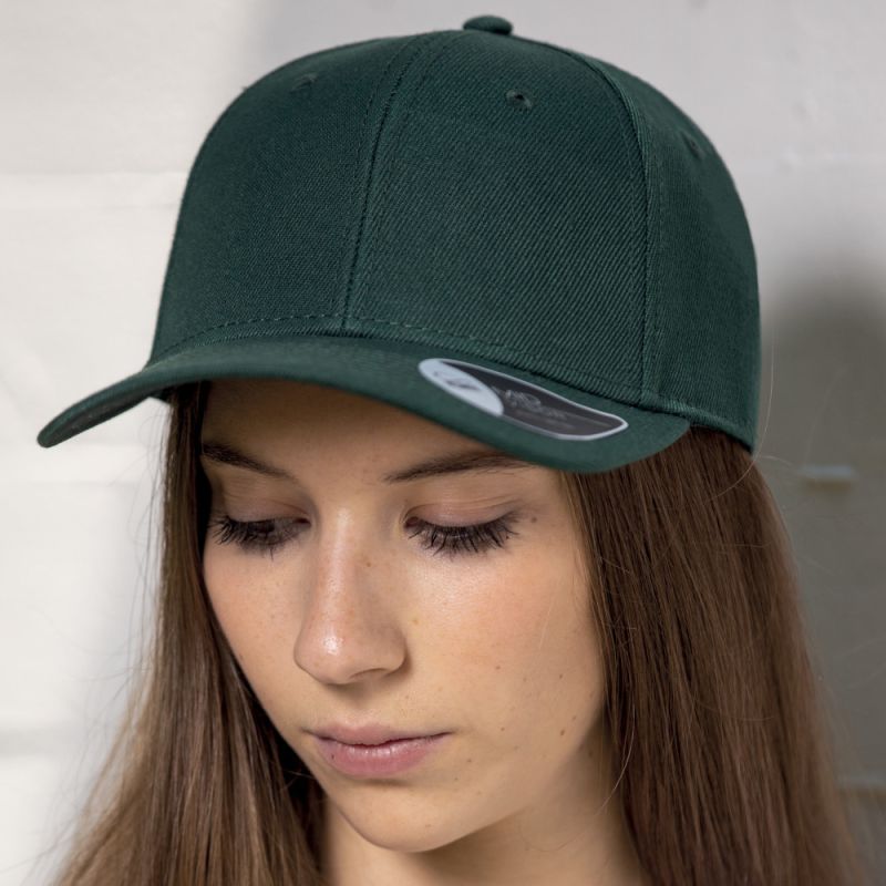 Casquette 6 panneaux, panneau avant renforcé, en polyester, visière précourbée, 400 g/m²