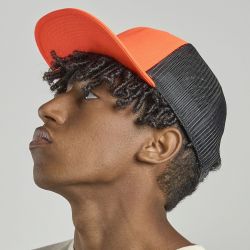 Casquette 6 panneaux visière plate style trucker en polyester recyclé, 300 g/m²