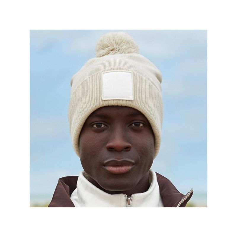 Bonnet en polyester recyclé avec patch décoratif et doublure micropolaire
