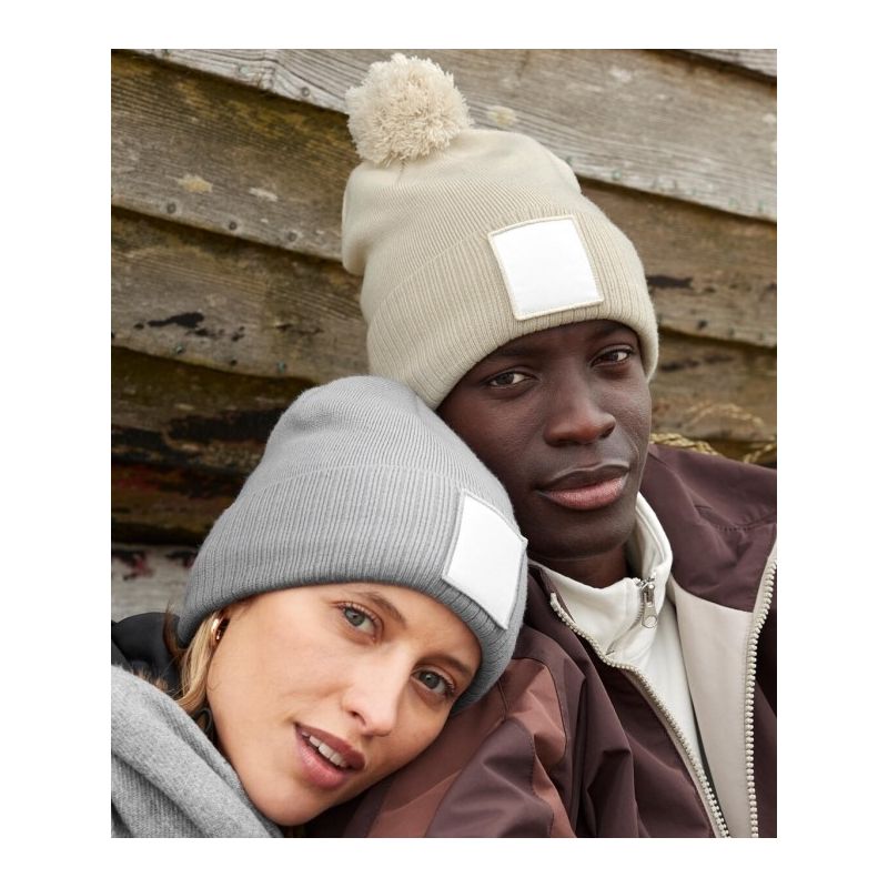 Bonnet en polyester recyclé avec patch décoratif et doublure micropolaire