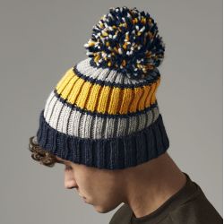 Bonnet rayé tricolore avec pompon, rayures vives, maille côtelée épaisse