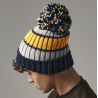 Bonnet rayé tricolore avec pompon, rayures vives, maille côtelée épaisse