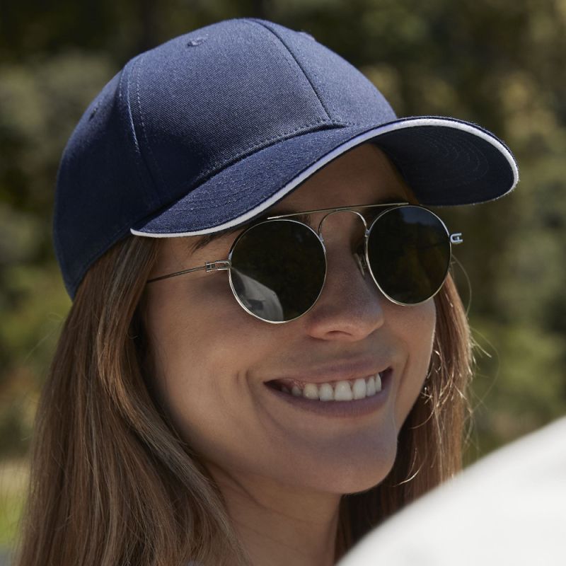 Casquette 6 panneaux en coton organique, visière courbée avec liseré contrasté