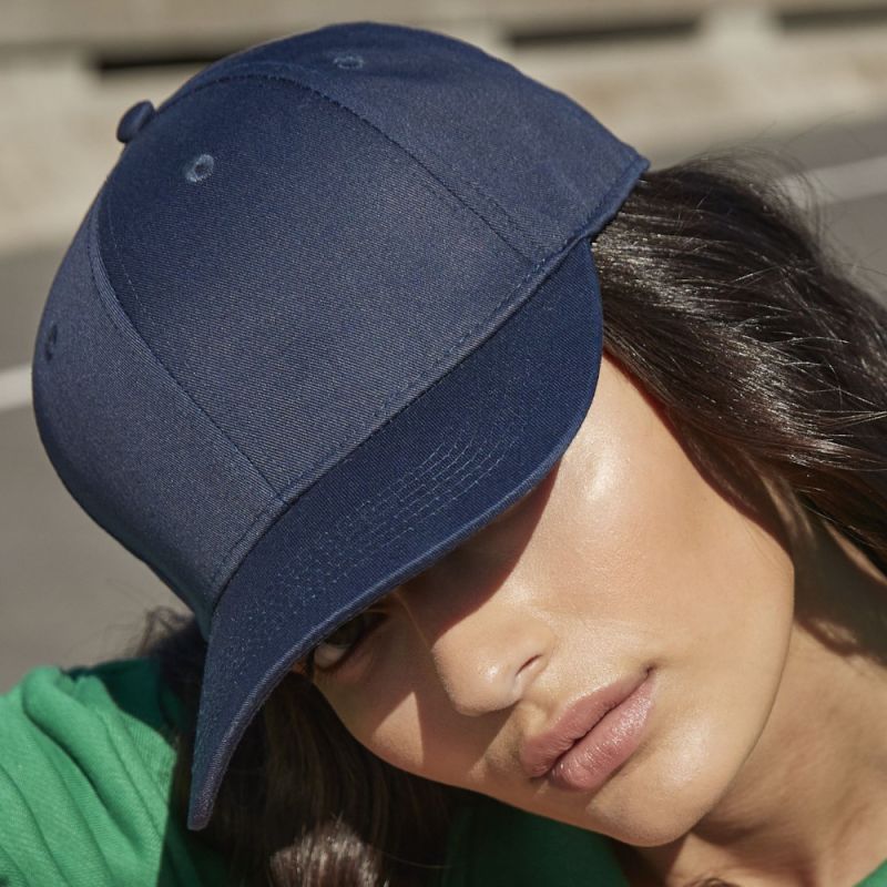 Casquette 6 panneaux, visière incurvée, œillets cousus, ajustable par patte, 240 g/m²