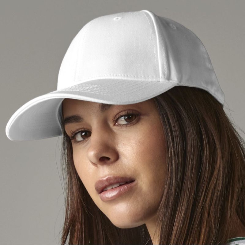 Casquette 6 panneaux, visière incurvée, œillets cousus, ajustable par patte, 240 g/m²