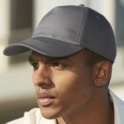 Casquette 5 panneaux, visière incurvée, œillets cousus, ajustable par patte, 240 g/m²