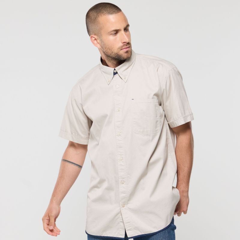 Chemise en coton manches courtes, poche poitrine, intérieur col contrasté, 130 g/m²