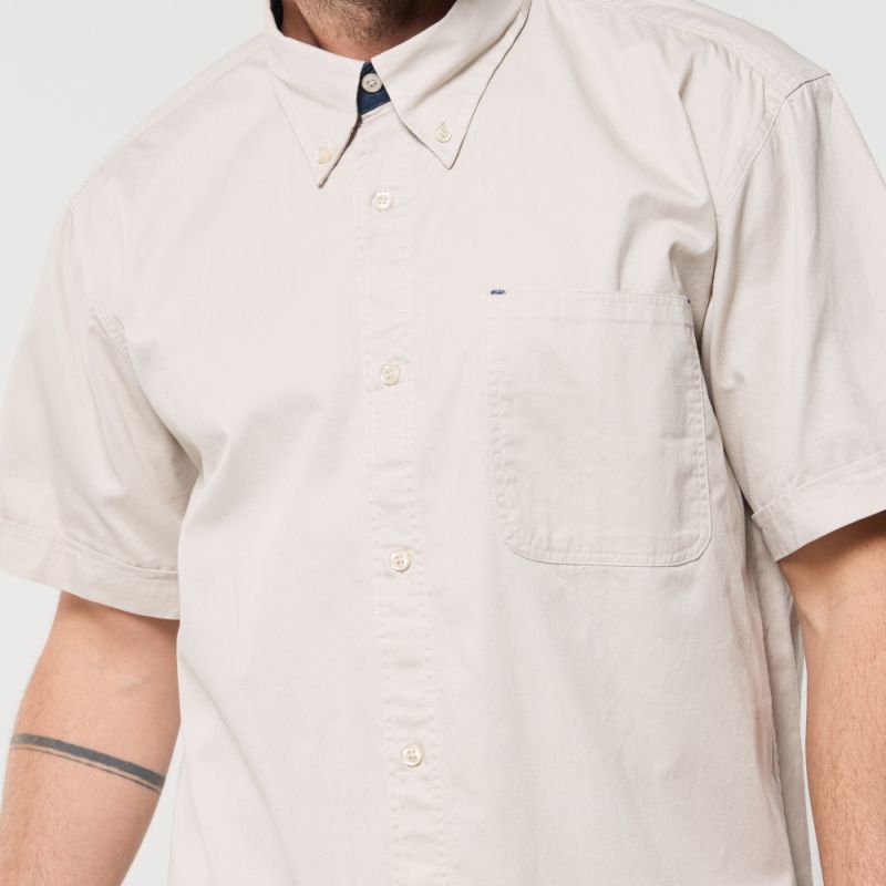Chemise en coton manches courtes, poche poitrine, intérieur col contrasté, 130 g/m²