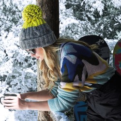 Bonnet bicolore à pompon, maille torsadée épaisse