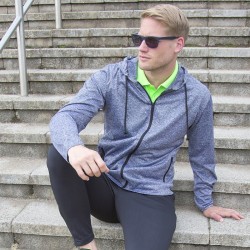 Veste sweat zippé homme à capuche léger et extensible pour faire du sport