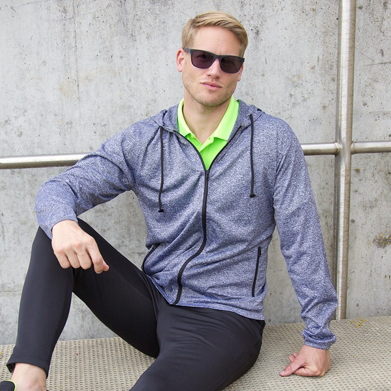 Veste sweat zippé homme à capuche léger et extensible pour faire du sport