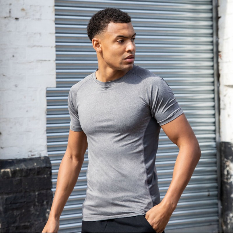 T-shirt de sport coupe slim, panneaux en maille, 150 g/m²