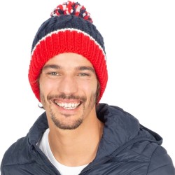 Bonnet à pompon en maille tricot avec motifs torsadés