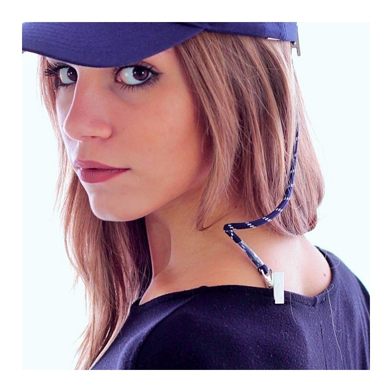 Attache casquette avec clip métallique