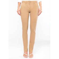 Pantalon chino femme moderne et légèrement stretch pour plus d'aisance