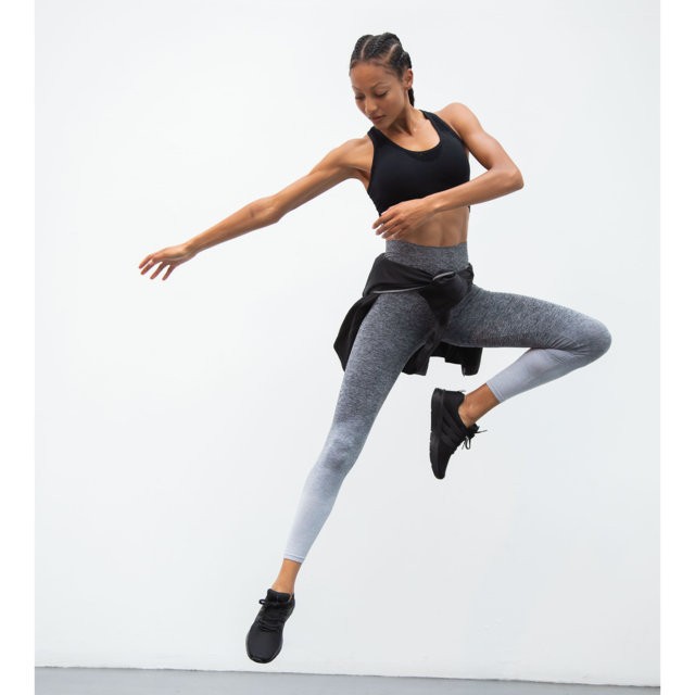 Femme en top legging ultra moulant